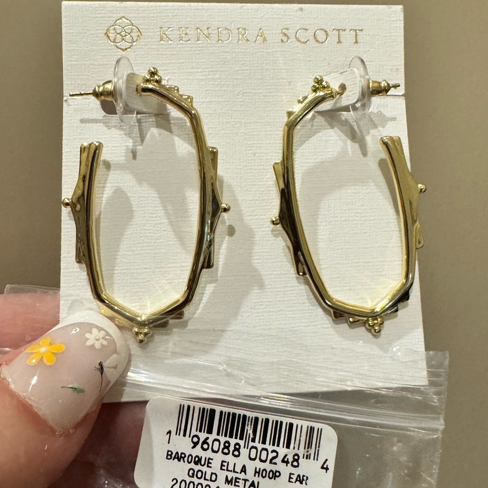 NWT✨ RARE Baroque Ella Hoop Earrings in 14k Gold